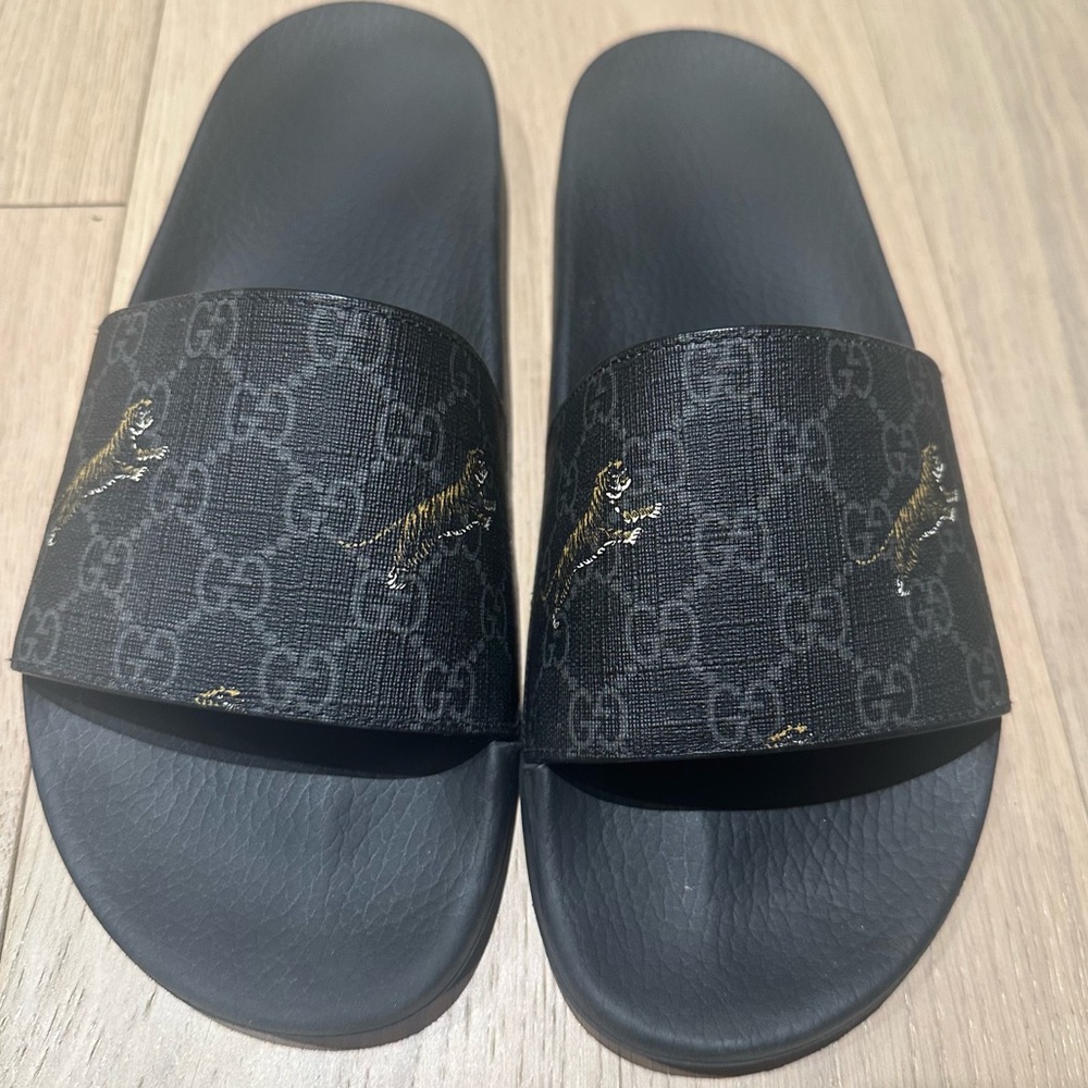GUCCI men’s GG supreme tiger slides.